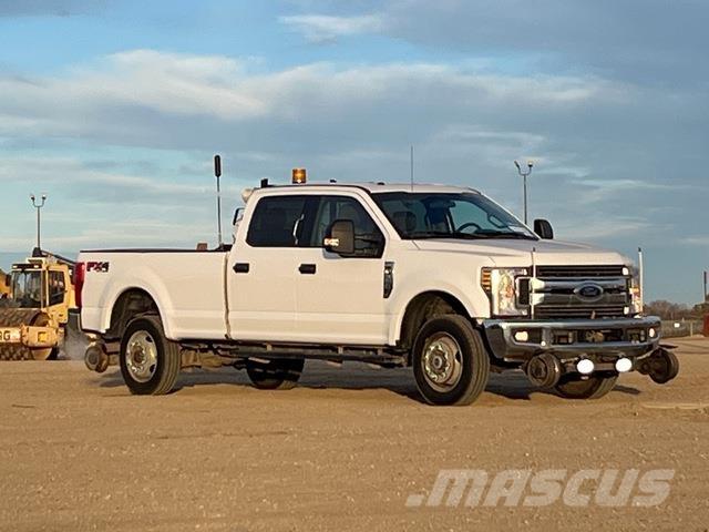 Ford F-350 Vieglais kravas automobilis/izkraušana no sāniem