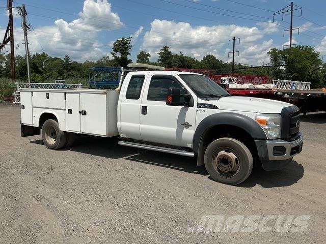 Ford F-450 Vieglais kravas automobilis/izkraušana no sāniem