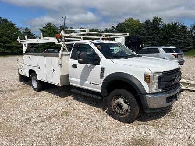 Ford F-450 Vieglais kravas automobilis/izkraušana no sāniem