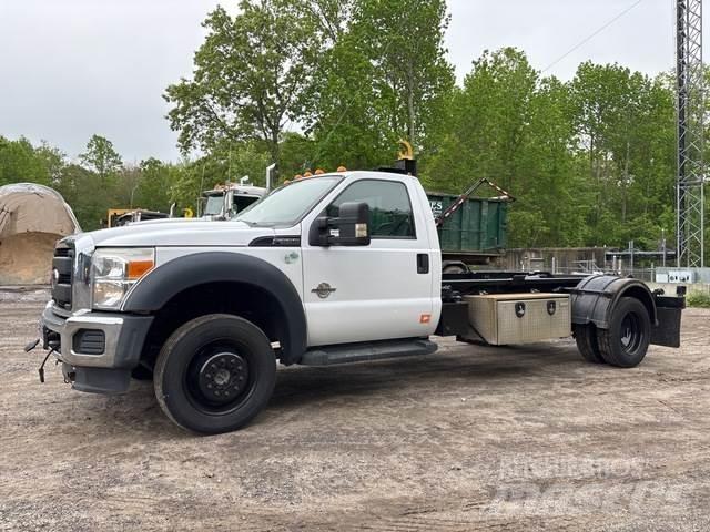 Ford F-550 Treileri ar āķi