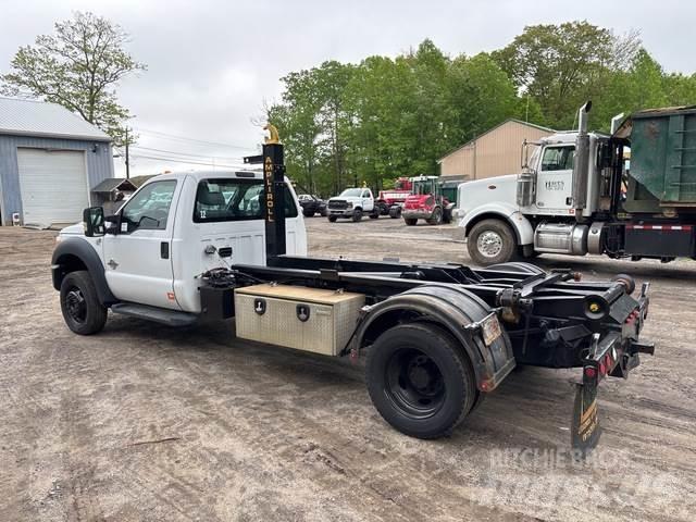Ford F-550 Treileri ar āķi