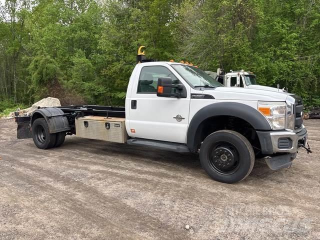 Ford F-550 Treileri ar āķi