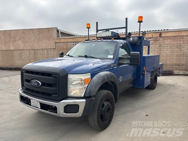 Ford F-550 Vieglais kravas automobilis/izkraušana no sāniem