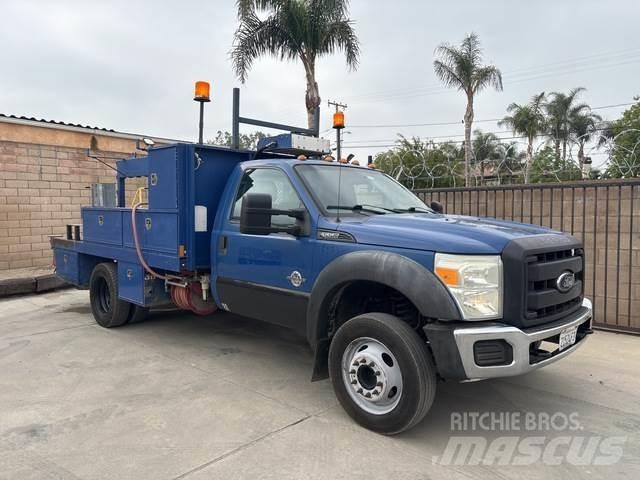 Ford F-550 Vieglais kravas automobilis/izkraušana no sāniem
