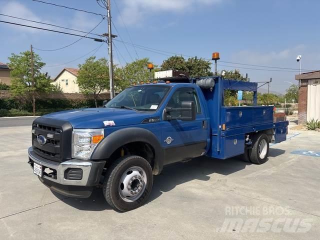 Ford F-550 Vieglais kravas automobilis/izkraušana no sāniem