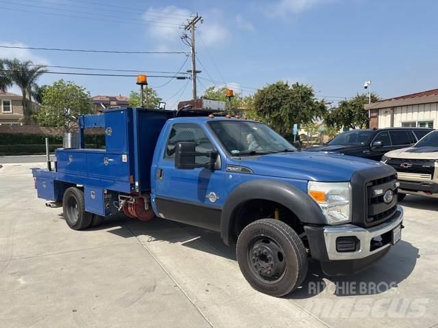 Ford F-550 Vieglais kravas automobilis/izkraušana no sāniem