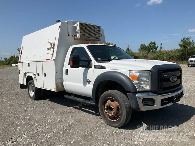 Ford F-550 Vieglais kravas automobilis/izkraušana no sāniem