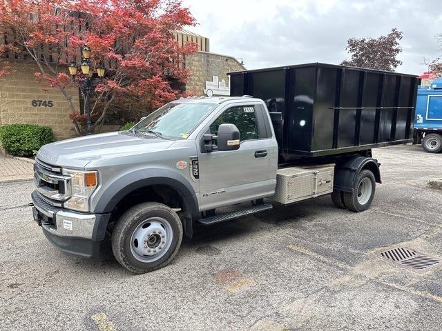 Ford F-550 Treileri ar āķi