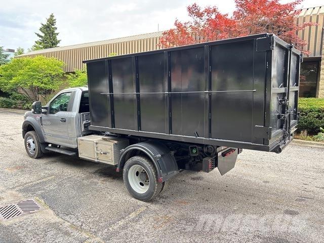 Ford F-550 Treileri ar āķi