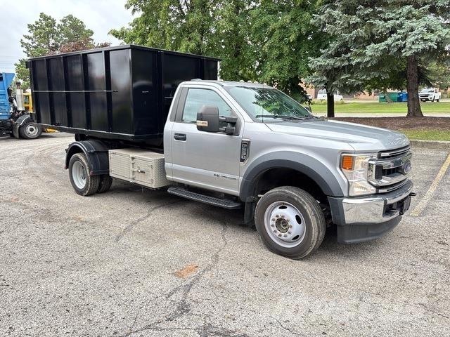 Ford F-550 Treileri ar āķi