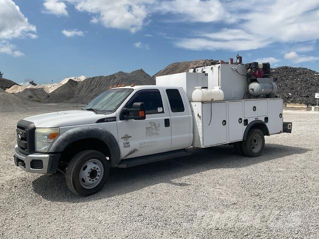 Ford F-550 Autocisterna