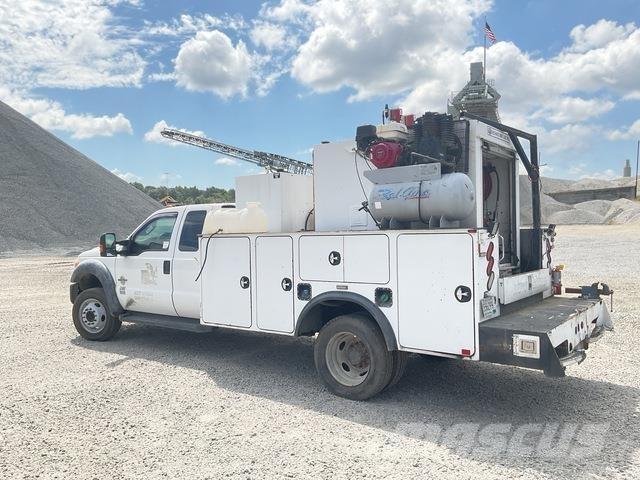 Ford F-550 Autocisterna