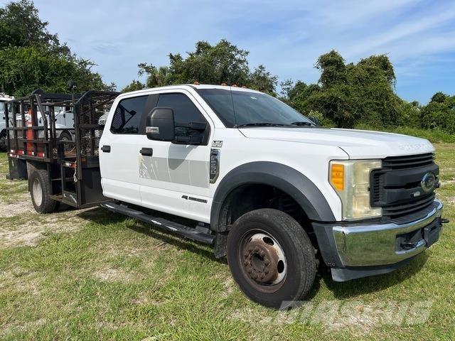 Ford F-550 Vieglais kravas automobilis/izkraušana no sāniem