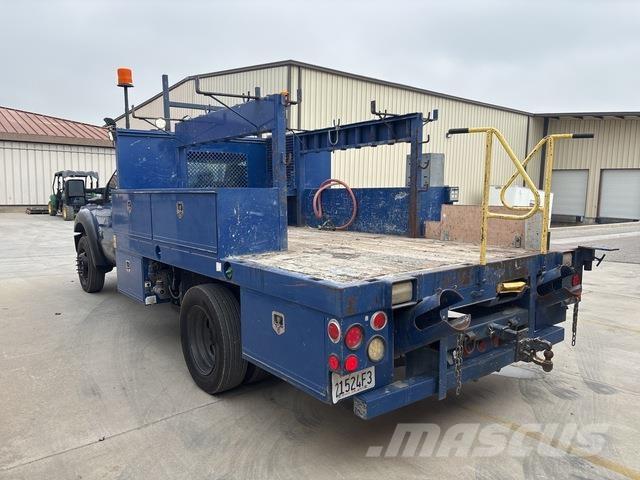 Ford F-550 Vieglais kravas automobilis/izkraušana no sāniem