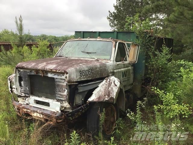 Ford F-700 Pašizgāzējs