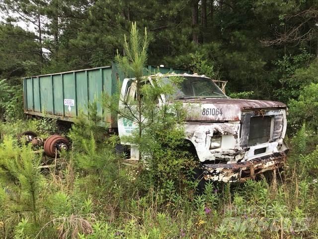 Ford F-700 Pašizgāzējs