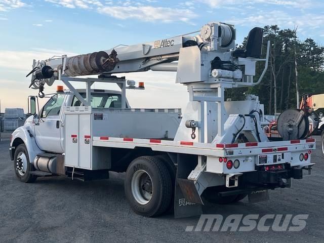 Ford F-750 Mobilās urbšanas platformu automašīnas