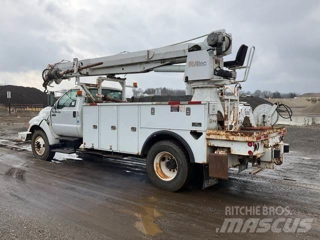 Ford F-750 Mobilās urbšanas platformu automašīnas