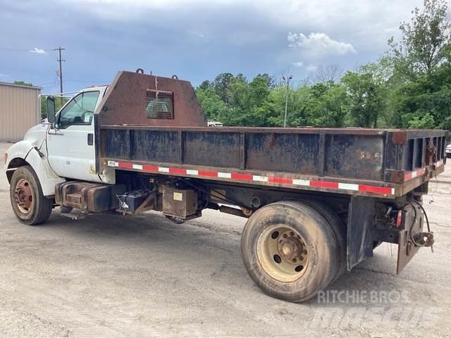 Ford F-750 Pašizgāzējs