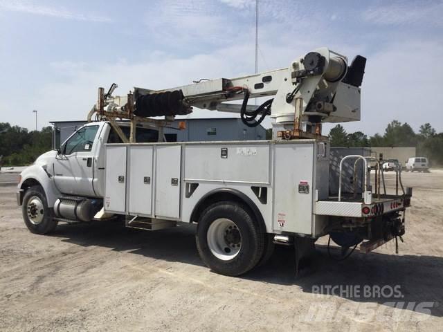 Ford F-750 Mobilās urbšanas platformu automašīnas