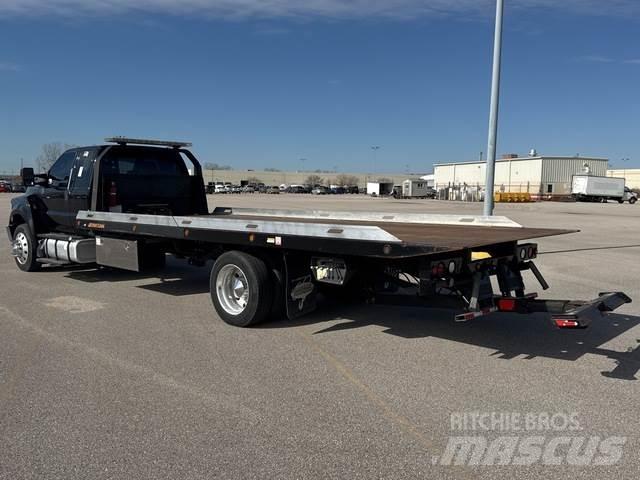 Ford F-750 Evakuators ar manipulatoru