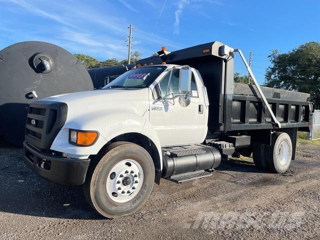 Ford F-750 Pašizgāzējs