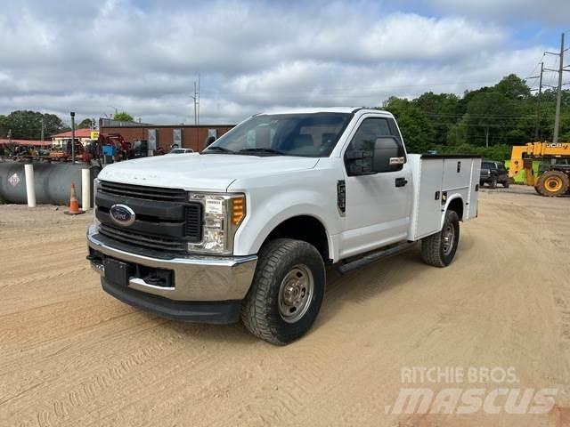 Ford F250 Vieglais kravas automobilis/izkraušana no sāniem