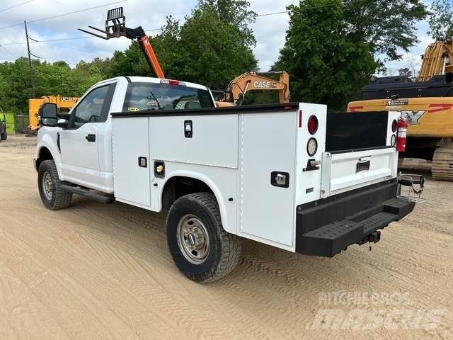Ford F250 Vieglais kravas automobilis/izkraušana no sāniem