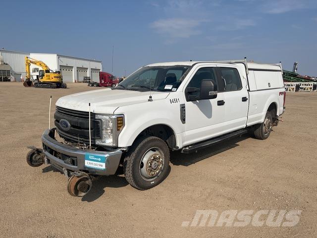 Ford F350 Vieglais kravas automobilis/izkraušana no sāniem