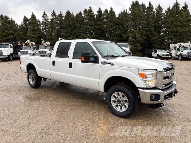 Ford F350 Vieglais kravas automobilis/izkraušana no sāniem