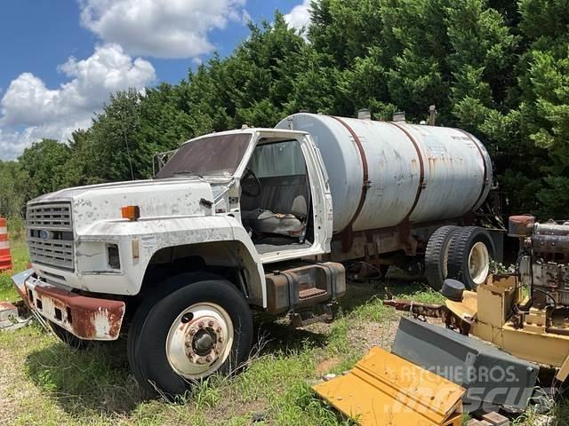 Ford F700 Autocisterna