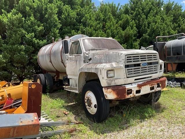 Ford F700 Autocisterna