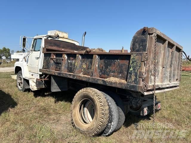 Ford F7000 Pašizgāzējs