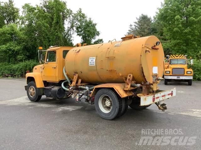 Ford L8000 Ūdens mašīnas