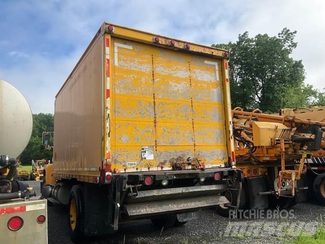 Ford L8000F Furgons