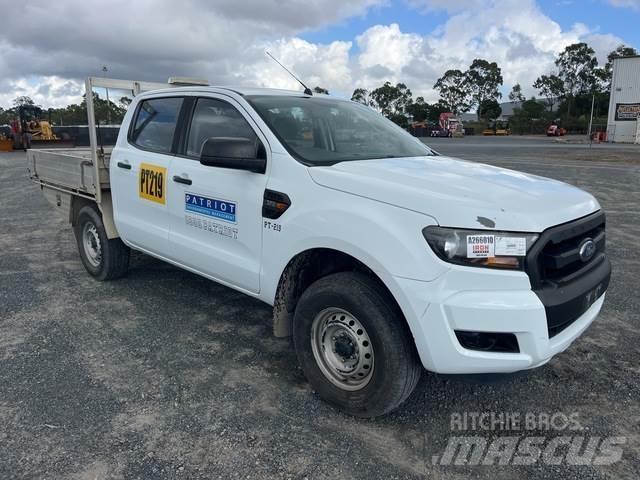 Ford Ranger Vieglais kravas automobilis/izkraušana no sāniem