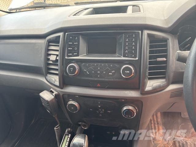 Ford Ranger Vieglais kravas automobilis/izkraušana no sāniem