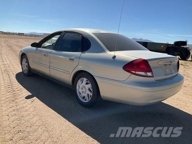 Ford Taurus SE Automašīnas