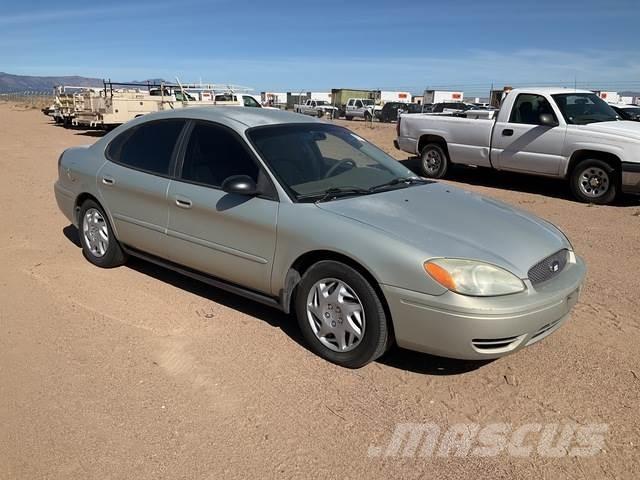 Ford Taurus SE Automašīnas