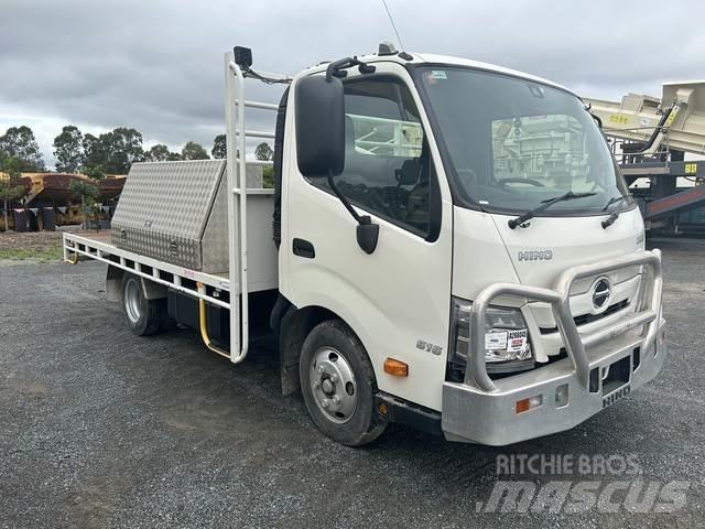 Hino 300 Platformas/izkraušana no sāniem