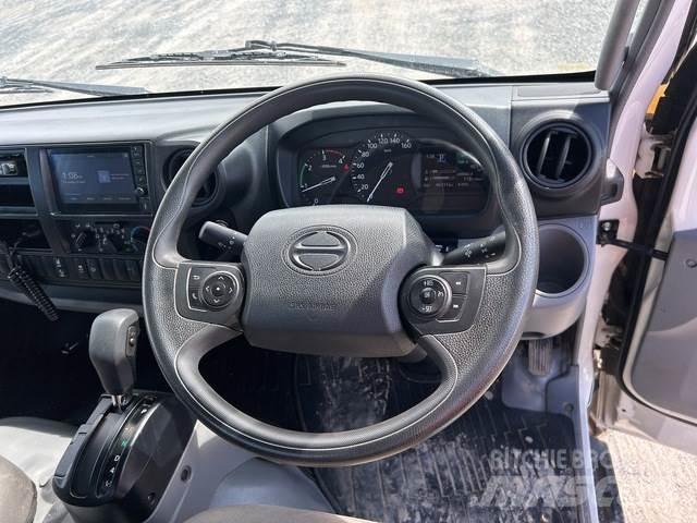 Hino 300 Platformas/izkraušana no sāniem