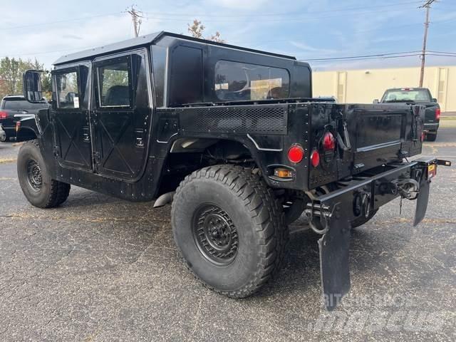 Hummer M11 Vieglais kravas automobilis/izkraušana no sāniem