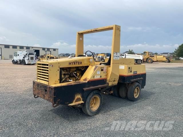 Hyster 530A Pneimatiskie veltņi