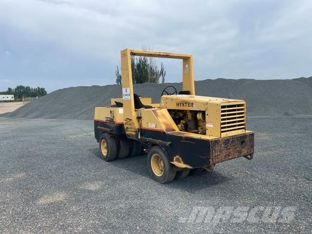 Hyster 530A Pneimatiskie veltņi