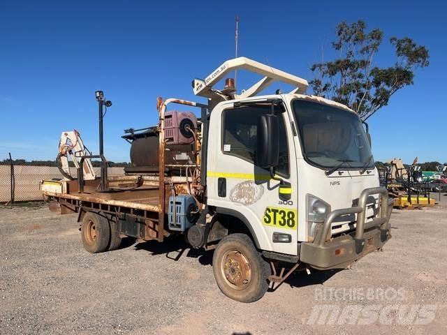 Isuzu NPS 300 Platformas/izkraušana no sāniem