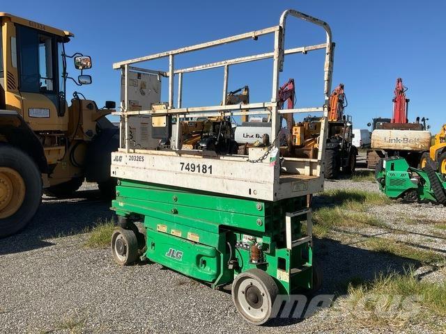 JLG 2032ES Šķerveida pacēlāji