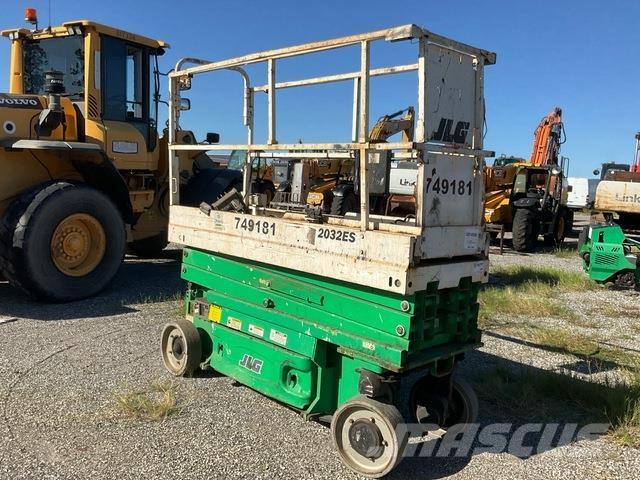 JLG 2032ES Šķerveida pacēlāji