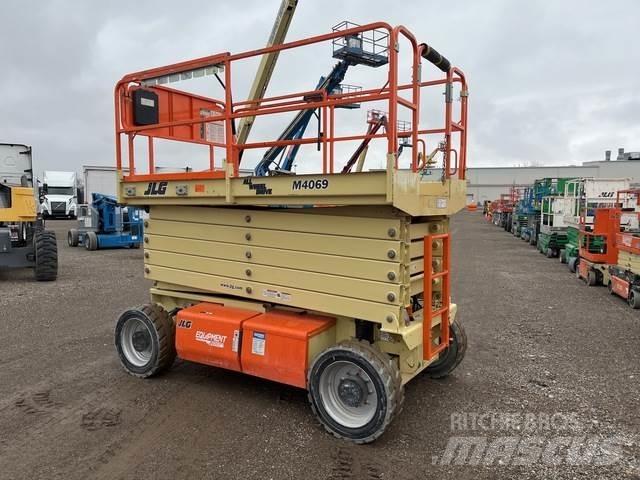 JLG M4069 Šķerveida pacēlāji