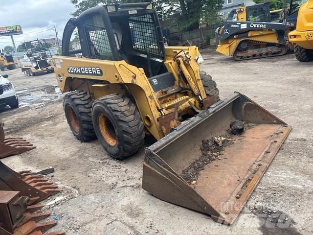 John Deere 270 Lietoti riteņu kompaktiekrāvēji