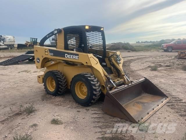 John Deere 325 Lietoti riteņu kompaktiekrāvēji
